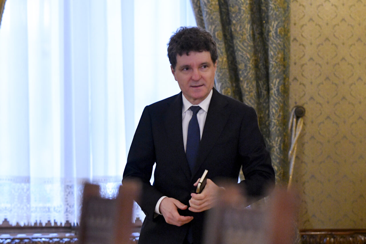momentul-t-zero-pentru-un-nou-guvern-nicusor-dan-discuta-astazi-cu-partidele-parlamentare-pentru-desemnarea-candidatului-de-premier.-cine-merge-la-consultari-si-la-ce-ore