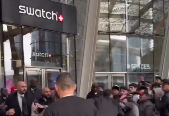 de-ce-s-au-batut-oamenii-pentru-noile-ceasuri-swatch-x-audemars-piguet