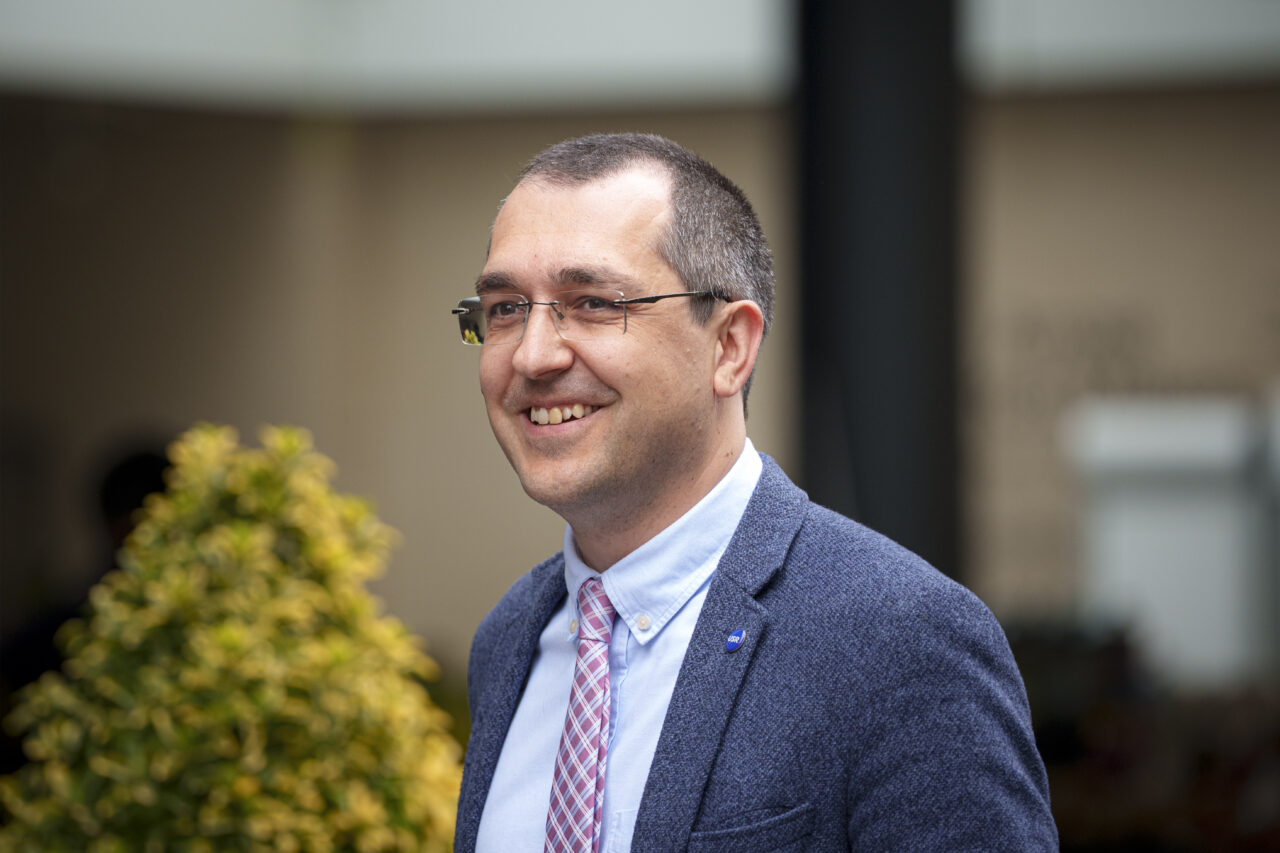 limbaj-vulgar-de-la-cotroceni.-ce-injuratura-a-scris-pe-facebook-consilierul-onorific-al-lui-nicusor-dan