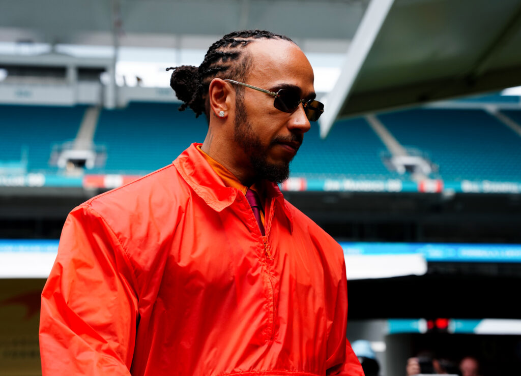 lewis-hamilton-respinge-speculatiile-privind-retragerea-din-formula-1:-voi-mai-fi-aici-mult-timp