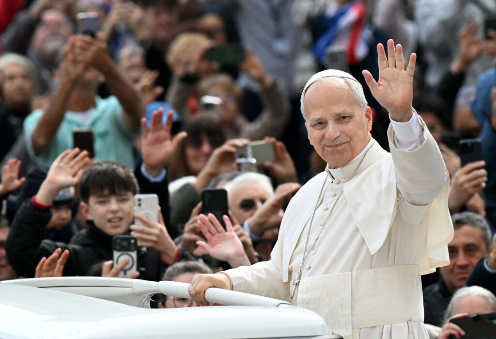 papa-leon-viziteaza-tara-focurilor-din-italia,-unde-mai-multi-copii-au-murit-de-cancer-din-cauza-deseurilor-toxice