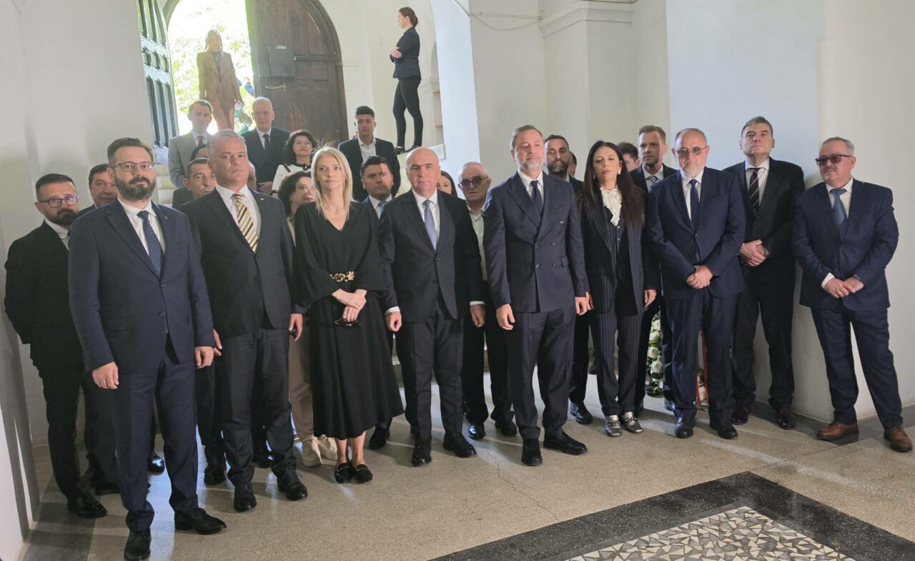 bolojan-a-povestit-cum-fost-abordat,-la-biserica,-cu-o-replica-veche-de-aproape-200-de-ani:-atat-mi-a-spus-doamna
