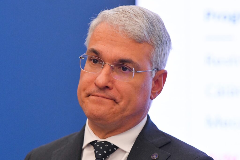 cum-se-traduce-austeritatea-la-stat:-sporuri-taiate,-dar-salarii-mai-mari.-nimeni-nu-pierde-bani,-spune-pislaru