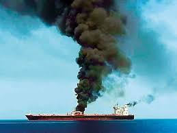 un-petrolier-care-naviga-in-largul-coastelor-omanului-a-fost-afectat-de-o-explozie-puternica.-echipajul-este-in-siguranta