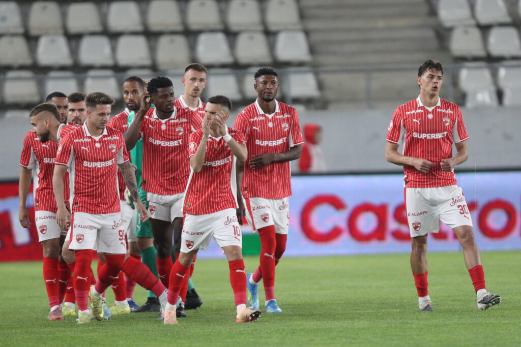 derby-cu-europa-pe-masa:-dinamo-si-fcsb-se-infrunta-intr-un-meci-decisiv