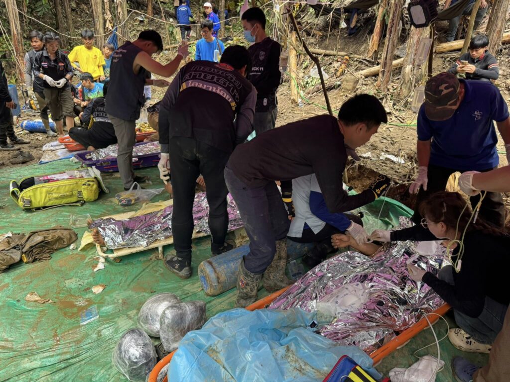 salvatorii-au-eliberat-4-barbati-blocati-intr-o-pestera-inundata-din-laos