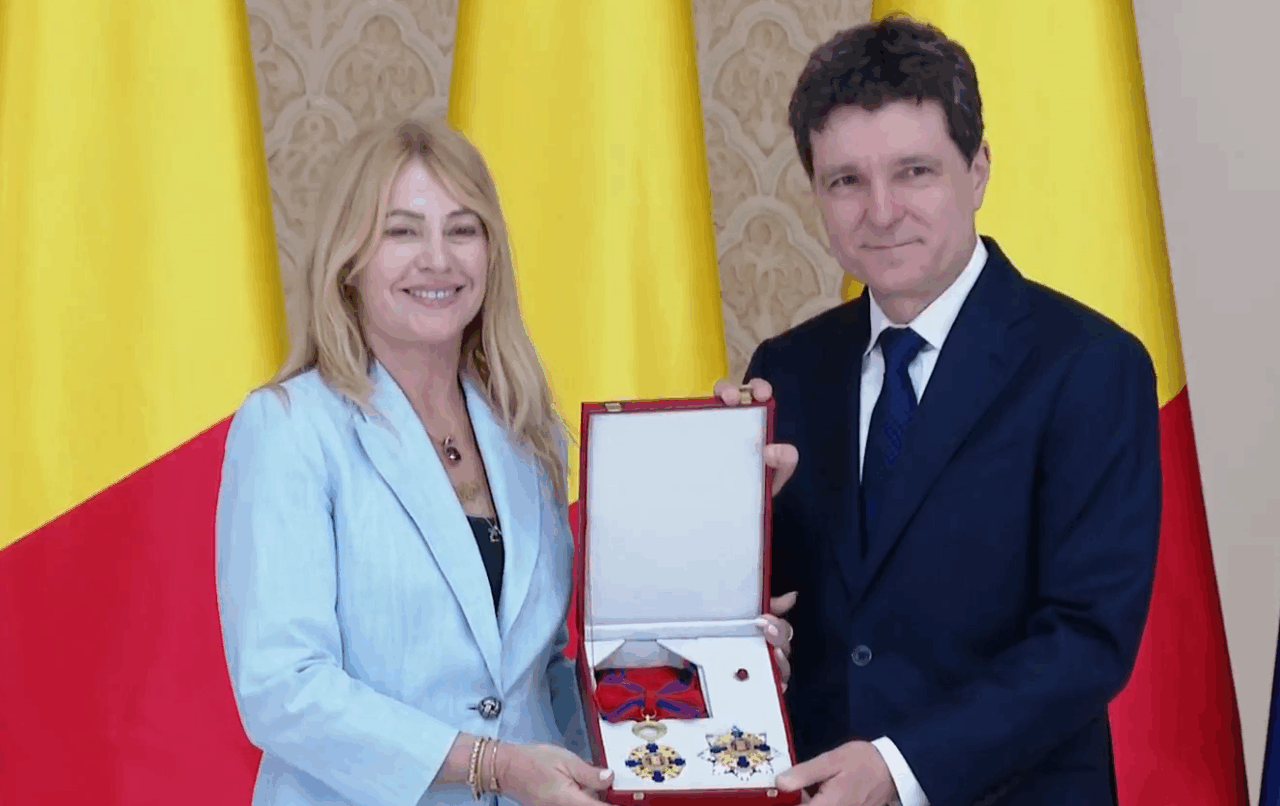 la-50-de-ani-la-jocurile-olimpice-de-la-montreal,-nadia-comaneci-e-decorata-cu-steaua-romanieide-presedintele-nicusor-dan
