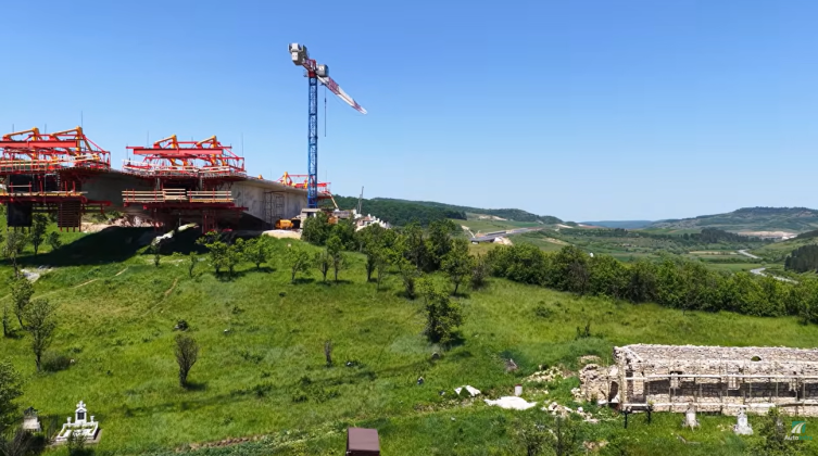 video-autostrada-transilvania:-cum-arata-podul-spectaculos-facut-peste-cimitir-la-nadaselu