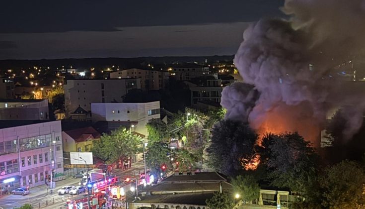incendiu-in-capitala!-un-restaurant-si-trei-magazine-au-ars-pe-soseaua-colentina.-locatari-evacuati