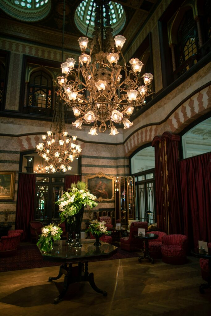 hotelul-emblematic-din-istanbul-care-a-gazduit-spioni,-regi-si-pe-greta-garbo