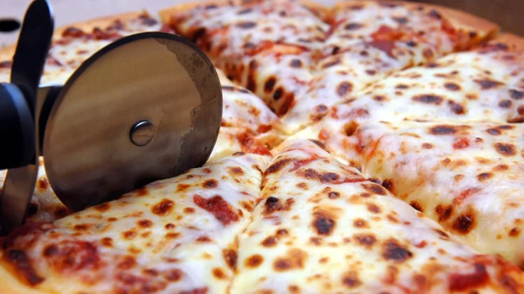 prabusirea-pizza-hut.-celebrul-brand-este-scos-la-vanzare-dupa-10-trimestre-consecutive-de-scaderi-ale-vanzarilor-patronul-yum-brands-poarta-negocieri-exclusive-cu-longrange-capital