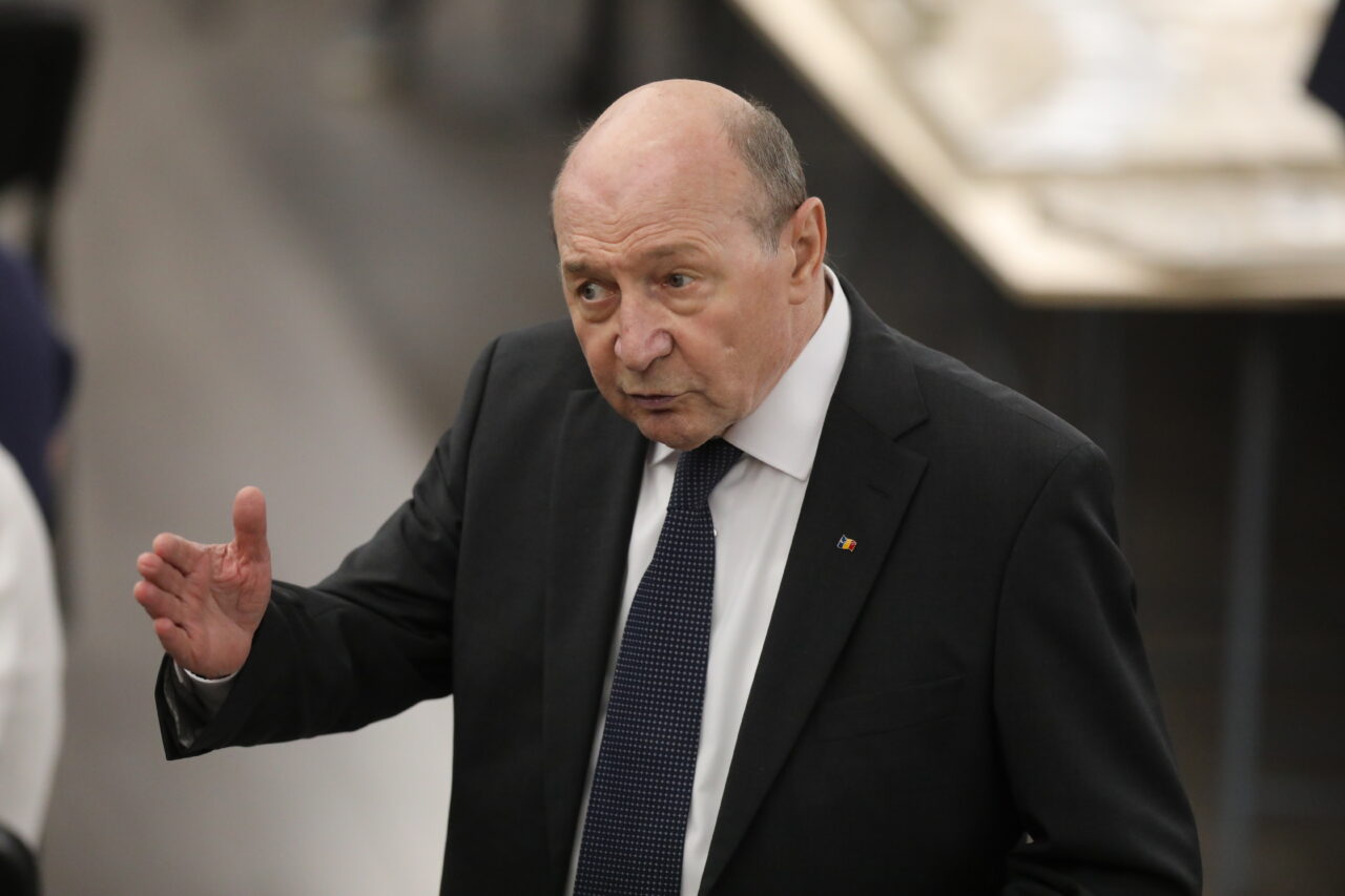 traian-basescu-il-critica-pe-nicusor-dan:-e-o-copilarie-sa-desemnezi-un-premier-neangajat-politic