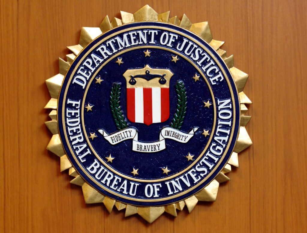 Suspectul a fost împușcat de FBI după 12 ore de asediu în California