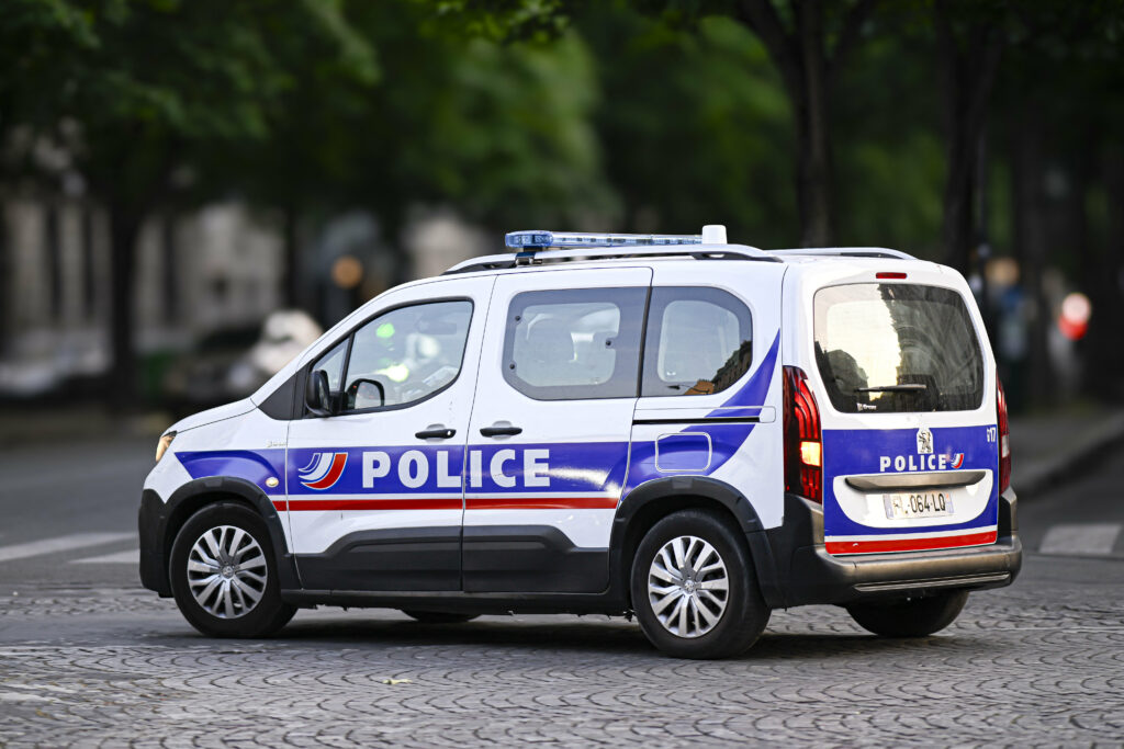 Femeie căutată pentru infracțiuni sexuale s-a ascuns în dulap pentru a evita polițiștii
