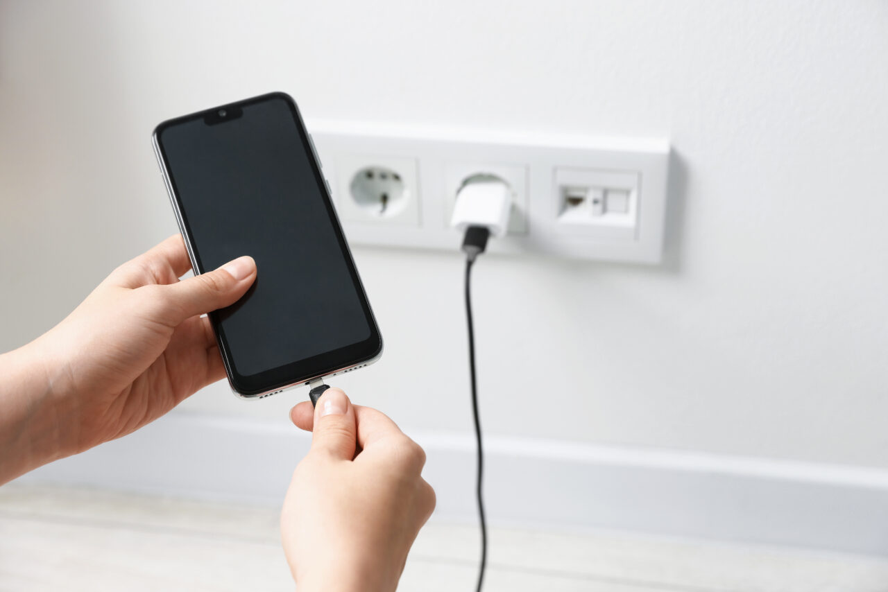 Ce trebuie conectat primul, telefonul sau încărcătorul, pentru a preveni deteriorări