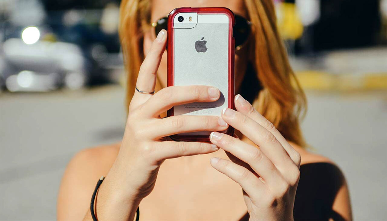 Inteligența Artificială creează o fotografie la cerere sub formă de selfie