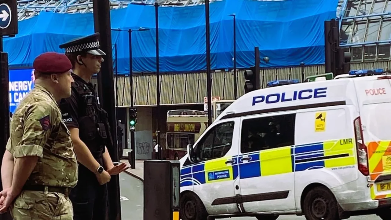 Doi români condamnați la Londra pentru înjunghierea unui jurnalist iranian