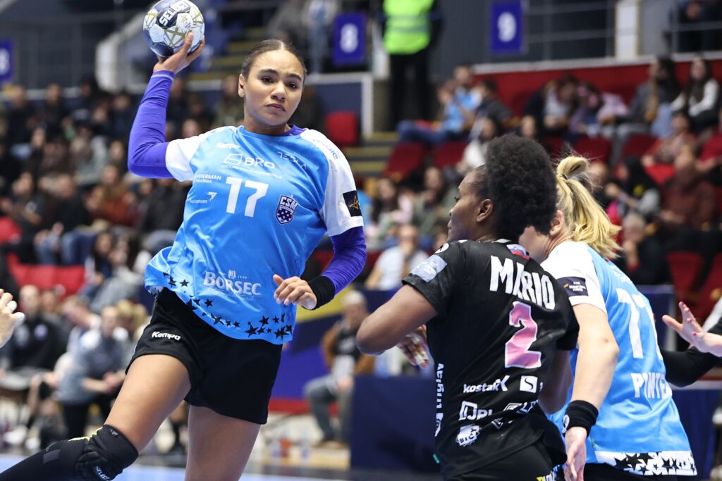 Pauză în finala mică a Final Four-ului Champions League la handbal feminin, CSM București 15-13 Brest Bretagne