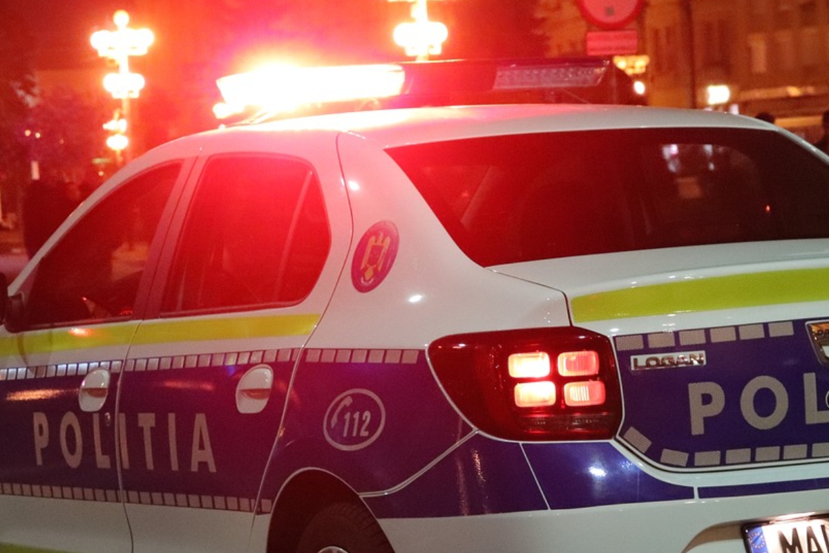 Tânăr de 18 ani fără permis a lovit o mamă cu bebelușul şi a fugit