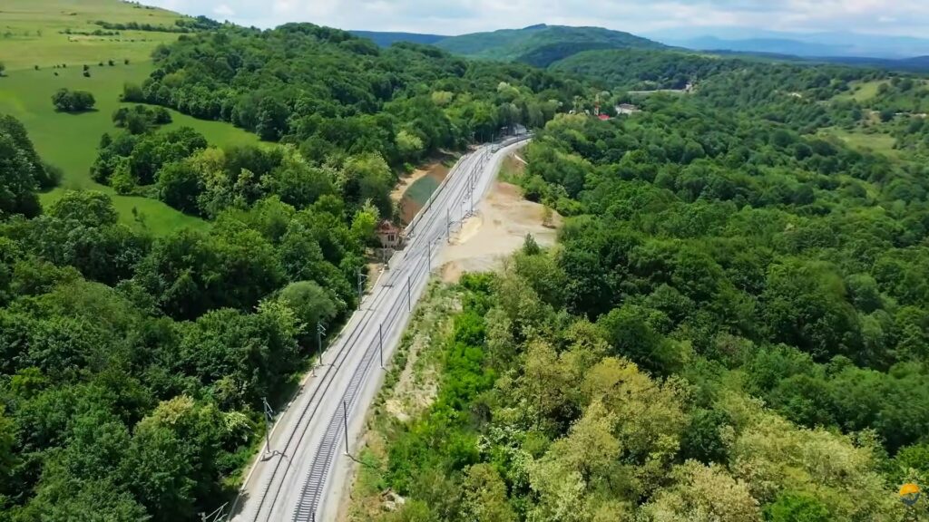 circula-trenuri-de-lucru-pe-cea-mai-noua-cale-ferata-din-romania,-pe-un-tronson-de-67-de-kilometri