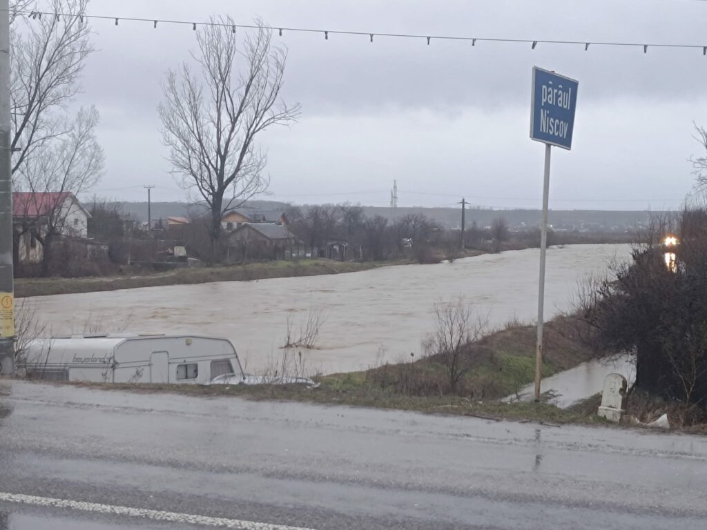 Vrancea, evacuări după creșterea debitului unui râu și ruperea unui mal
