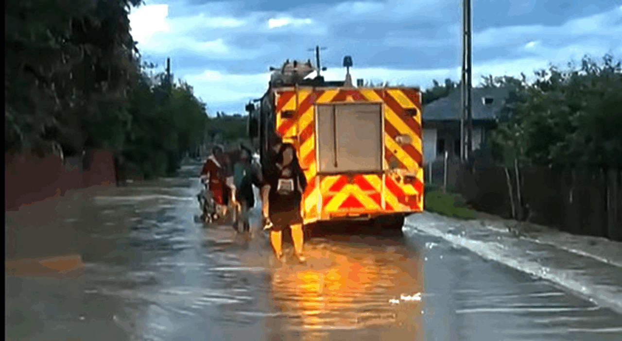 Zeci de persoane au fost evacuate în Vrancea din cauza inundațiilor