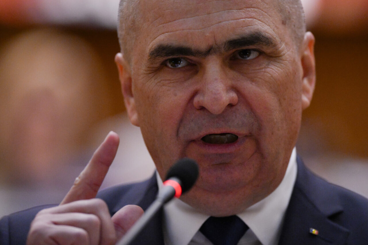 Bolojan recomandă reducerea personalului pentru majorări de salarii în guvernul Tomac