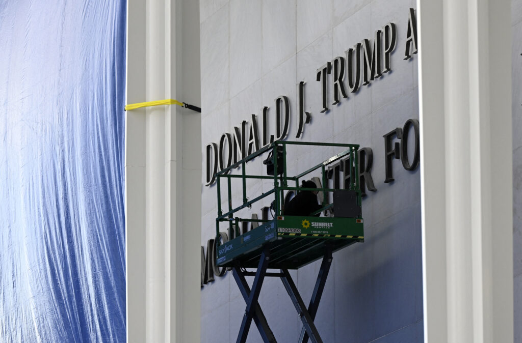 Trump contestă în instanță ordinul de eliminare a numelui de pe clădirea Kennedy Center
