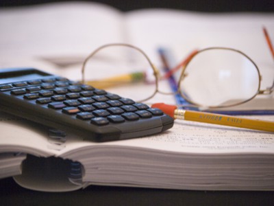 CNSP estimează reducerea deficitului de cont curent pe termen mediu