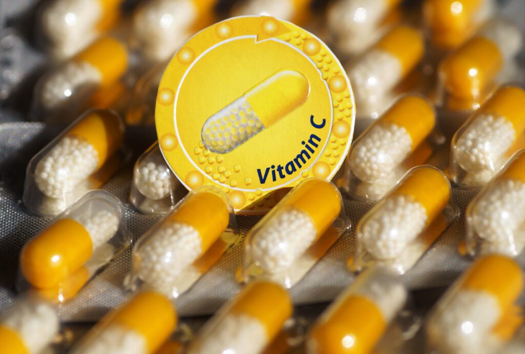 Teoria că vitamina C atacă cancerul, susținută de un laureat Nobel, reanalizată