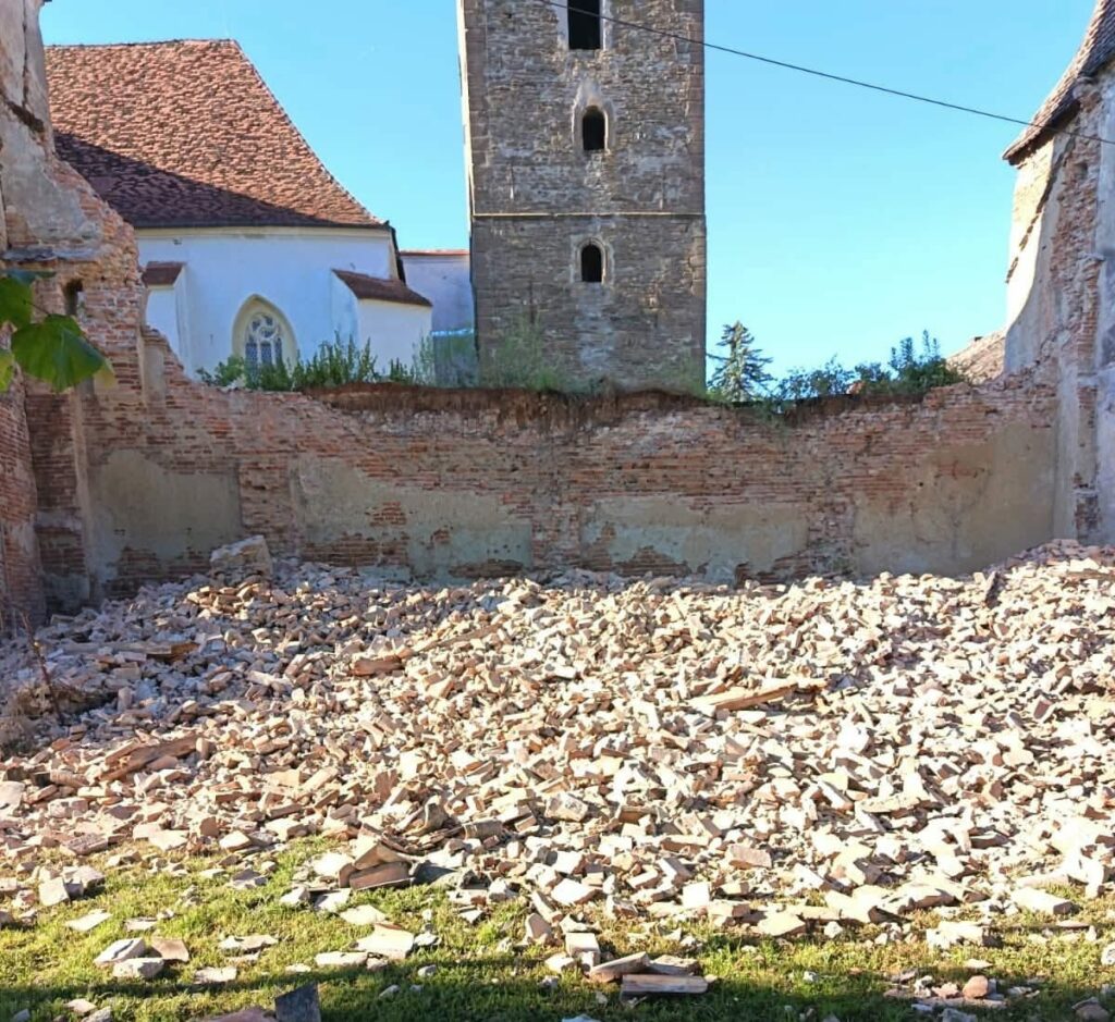 O parte din zidul unei biserici fortificate din Transilvania s-a prăbușit și vizitele au fost suspendate