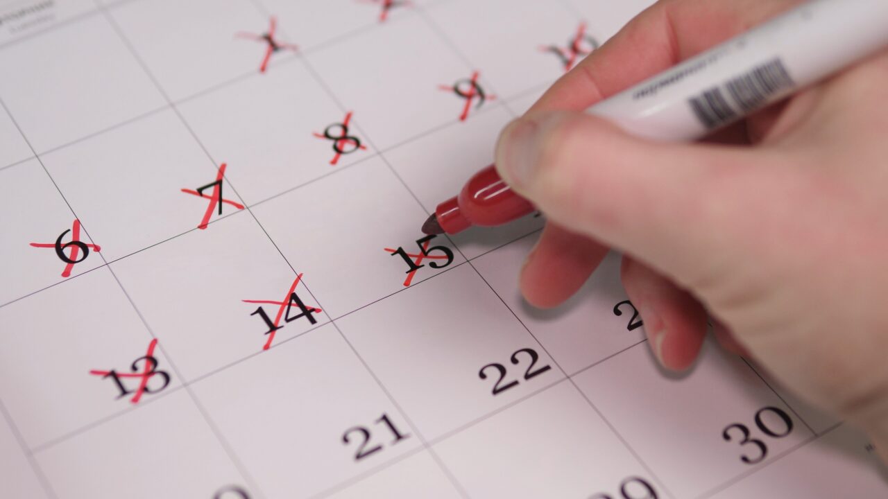 psihologia-spune-ca-persoanele-care-inca-isi-scriu-in-calendare-de-mana,-in-loc-sa-foloseasca-telefonul,-nu-sunt-invechite.-ce-trasaturi-au