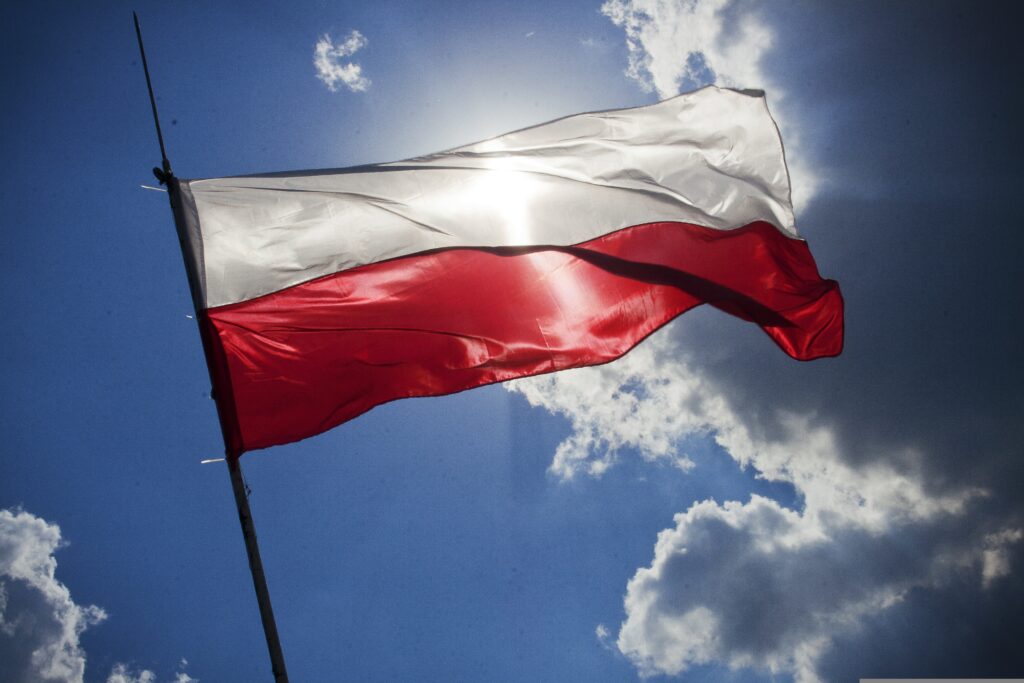 Peste 30 de cadavre găsite îngropate pe un teren privat în Polonia