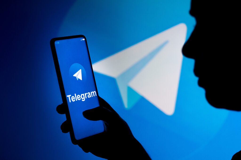 Rusia și Iran recrutează adolescenți pe Telegram și Discord pentru spionaj în Europa