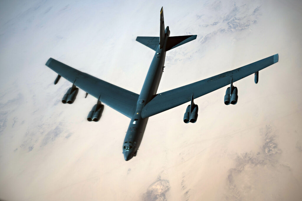 Bombardier B-52 se prăbușește după decolare de la o bază militară din California