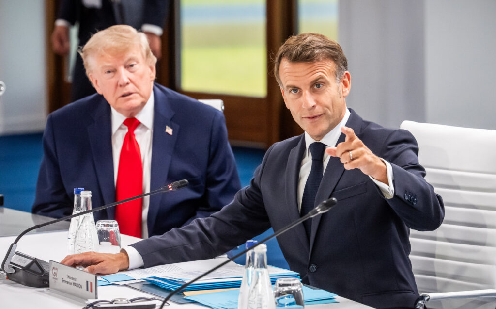 Rivali politici critica întâlnirea dintre Macron și Trump la Versailles