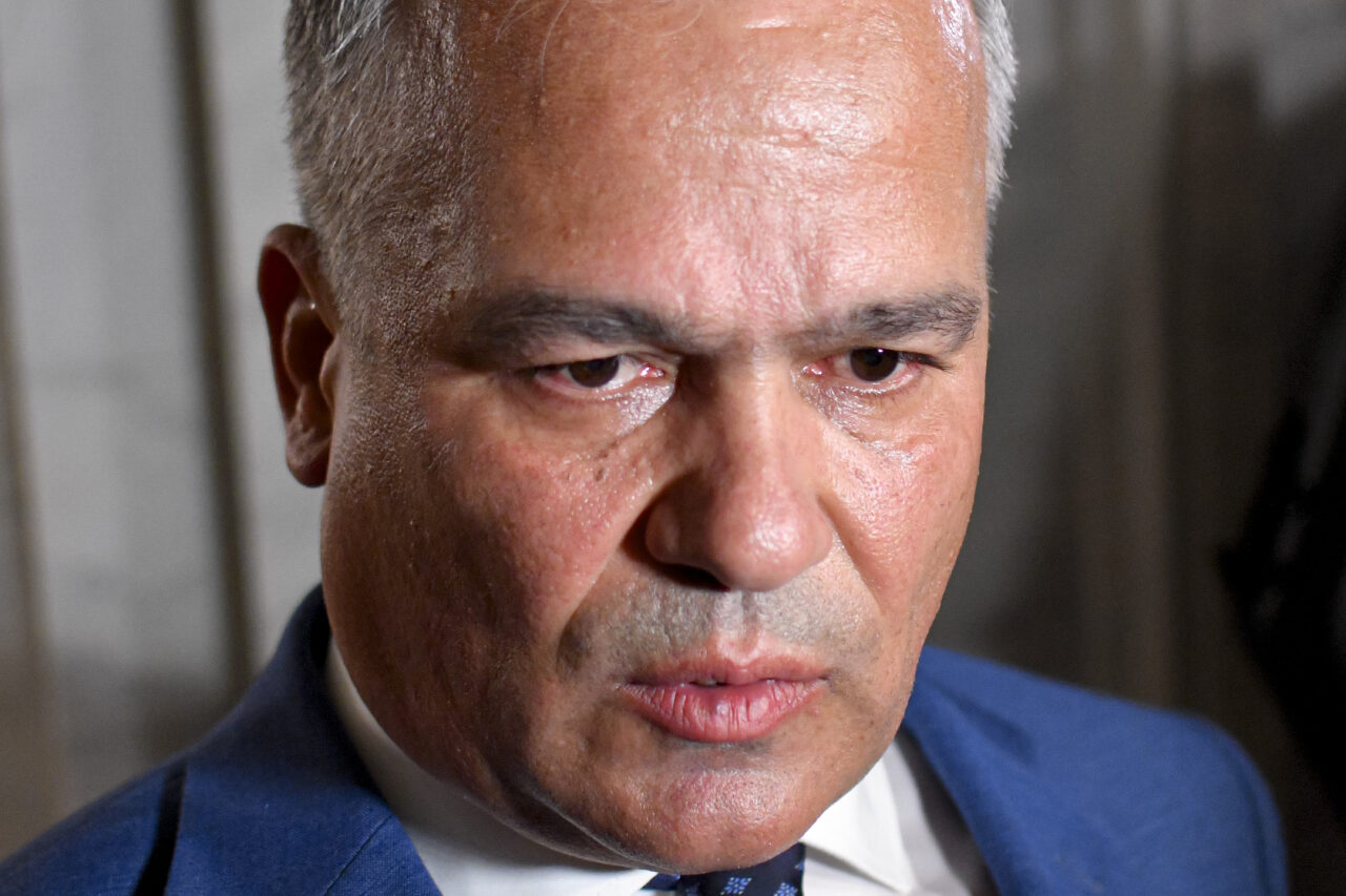Adrian Veştea amână depunerea listei de miniștri, PSD decide duminică despre participare