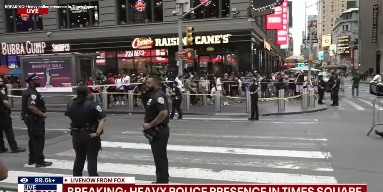 Focuri de armă în Times Square în timpul paradei echipei Knicks câștigătoare în NBA