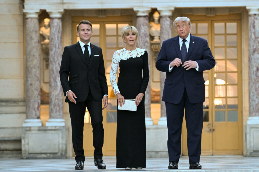 Trump laudă pe Macron la Versailles, acesta urmând să plece în curând