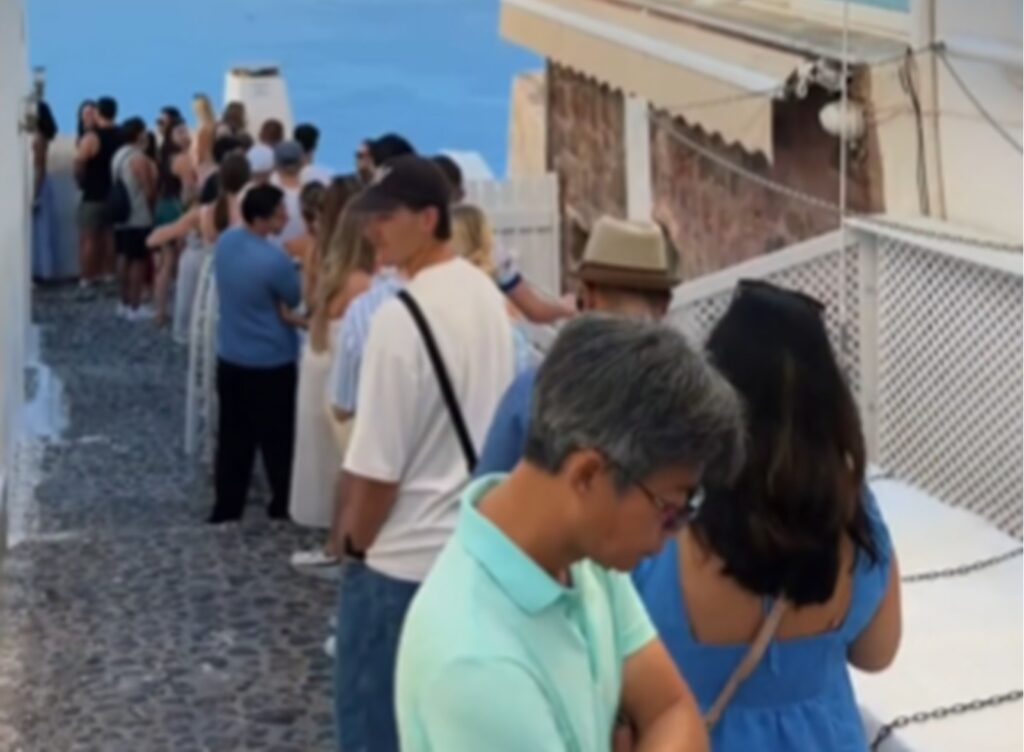 arata-ca-o-coada-la-toaleta.-imaginile-care-au-socat-turistii-din-santorini