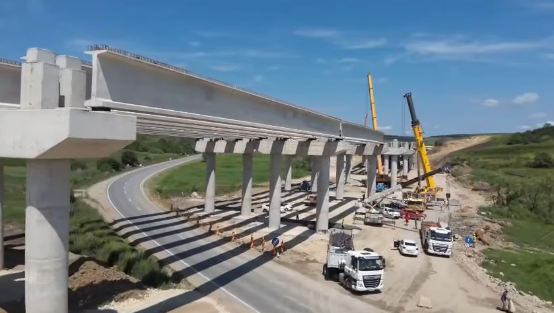 Montarea grinzilor la cel mai lung viaduct de pe autostrada A3 Transilvania aproape de finalizare