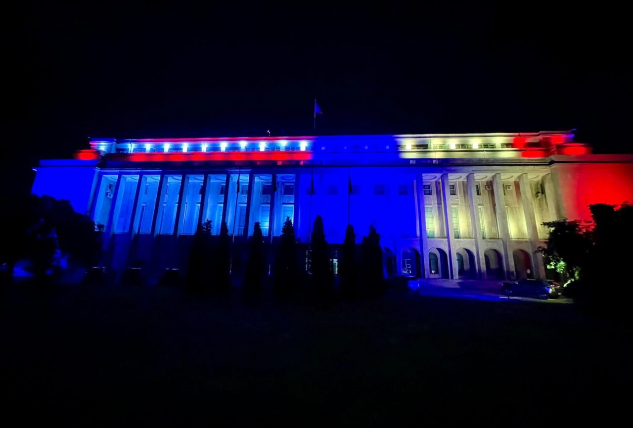 Palatul Victoria a fost iluminat în culorile SUA de Ziua Americilor
