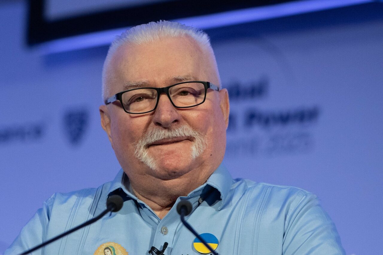 Nicușor Dan a decorat pe Lech Walesa cu Steaua României în grad de Mare Cruce