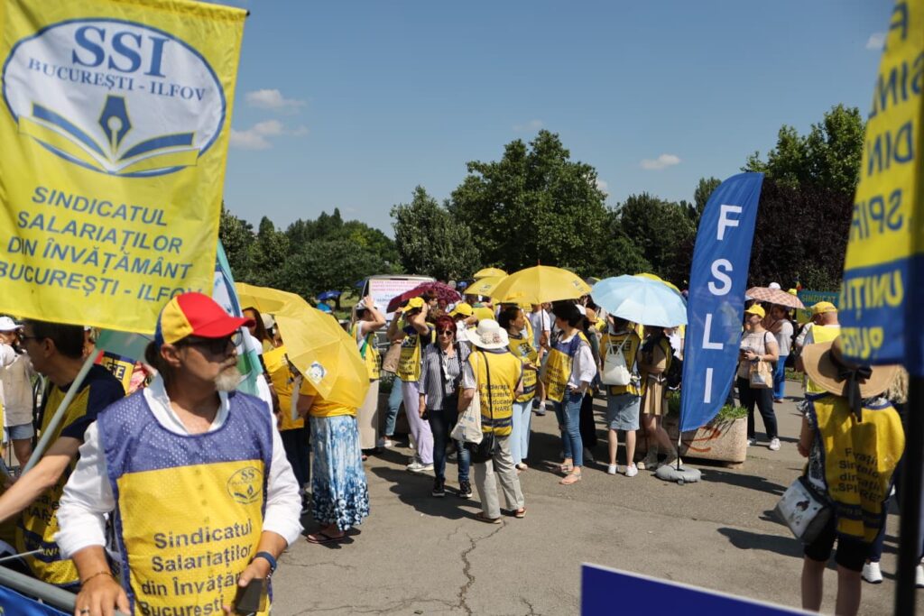 teachers-protest-in-front-of-parliament:-160,000-signatures-for-amending-the-education-law