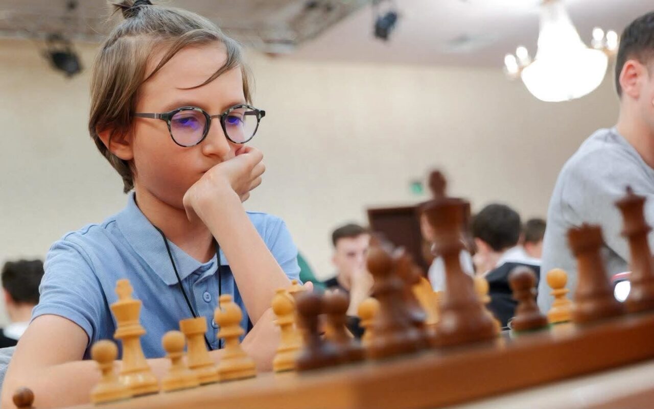 tudor,-un-adolescent-de-15-ani,-a-repus-sahul-romanesc-pe-harta-podiumului-mondial.-sportivul-de-la-csm-constanta-a-devenit-vicecampion-mondial-la-sah