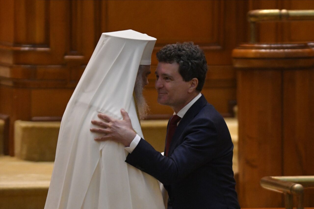 Parlamentari propun ca Patriarhul Daniel să fie premier desemnat de Nicușor Dan