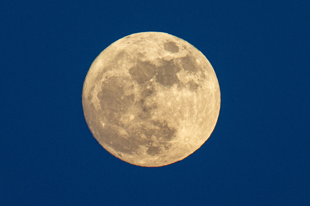 luna-capsuna-rasare-in-aceasta-seara-deasupra-europei.-care-este-semnificatia-numelui