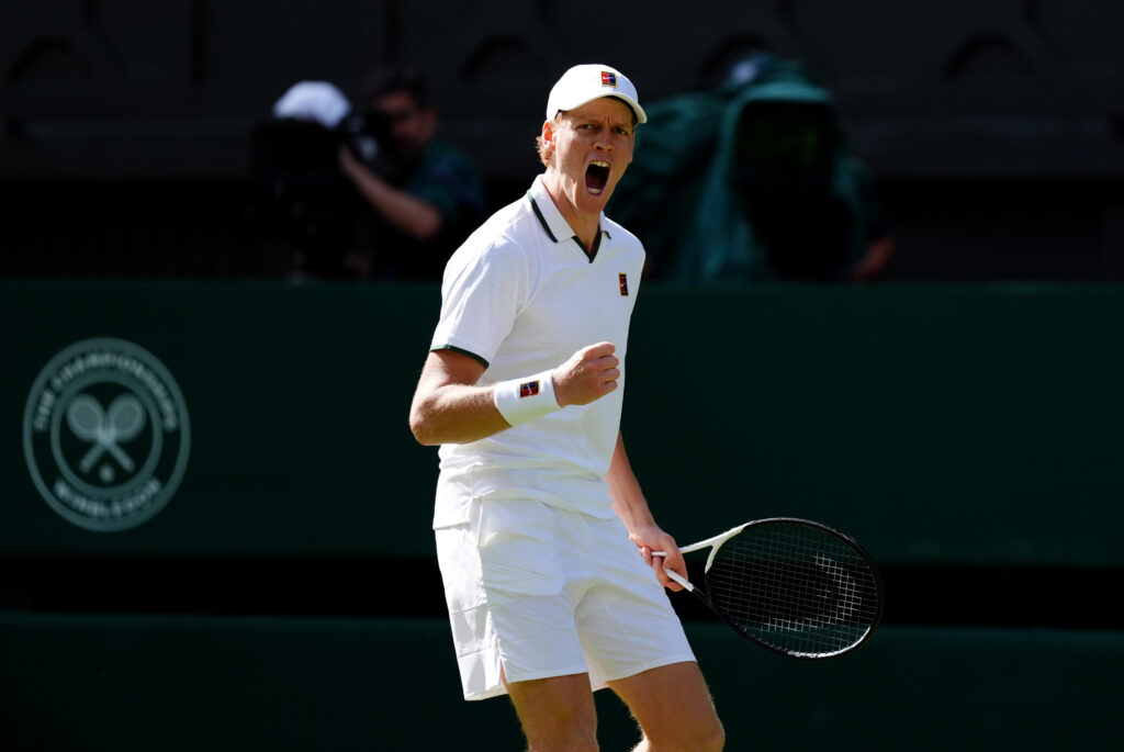 Sinner câștigă primul meci la Wimbledon 2026 în cinci seturi