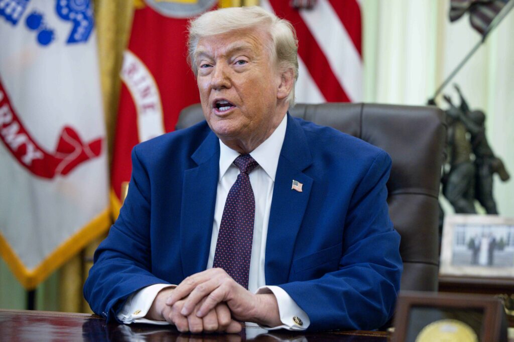 trump-ii-indeamna-pe-comerciantii-de-benzina-sa-scada-preturile-si-ii-avertizeaza-ca-vor-aparea-probleme-mari-daca-nu-o-vor-face