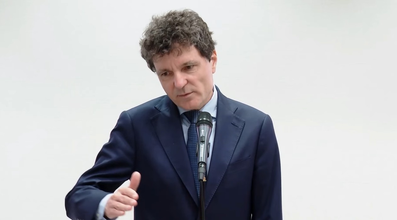 nicusor-dan-lasa-sa-se-inteleaga-ca-guvernul-bolojan-ar-putea-ramane-pana-in-toamna-si-ca-discutiile-pentru-un-nou-guvern-ar-mai-putea-dura-saptamani-bune